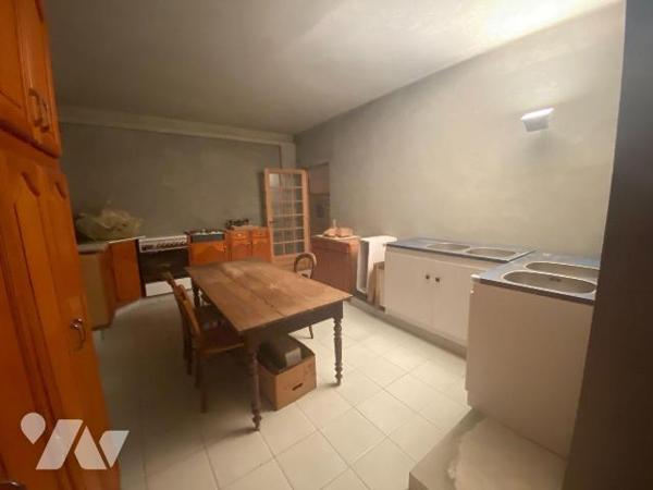 A VENDRE, à proximité de MAURIAC, au coeur d'un beau terrain d'environ 1 hectare, d'un maison a...