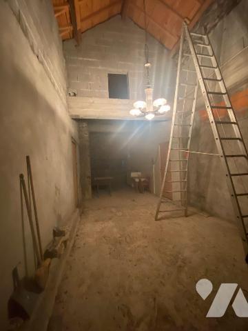 A VENDRE, à proximité de MAURIAC, au coeur d'un beau terrain d'environ 1 hectare, d'un maison a...