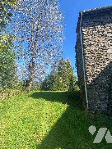 A VENDRE, à proximité de MAURIAC, au coeur d'un beau terrain d'environ 1 hectare, d'un maison a...