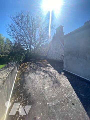 A VENDRE, à proximité de MAURIAC, au coeur d'un beau terrain d'environ 1 hectare, d'un maison a...