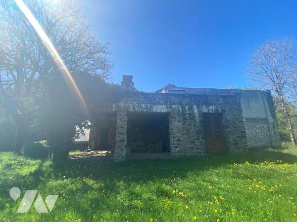 A VENDRE, à proximité de MAURIAC, au coeur d'un beau terrain d'environ 1 hectare, d'un maison a...