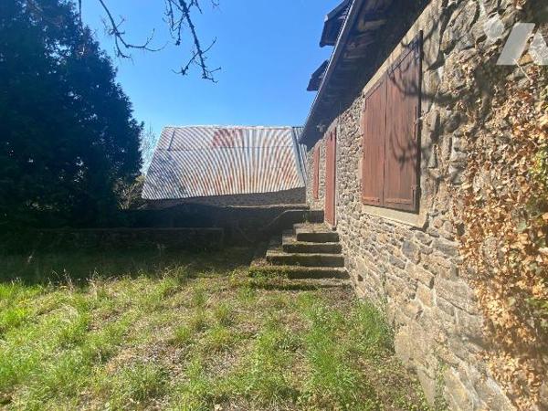 A VENDRE, à proximité de MAURIAC, au coeur d'un beau terrain d'environ 1 hectare, d'un maison a...