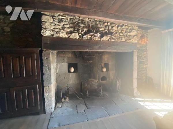 A VENDRE, à proximité de MAURIAC, au coeur d'un beau terrain d'environ 1 hectare, d'un maison a...