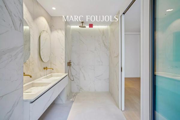 Paris VIII Faubourg Saint Honoré : appartement d’angle de 115 m² avec sa terrasse jardin de 19 m²