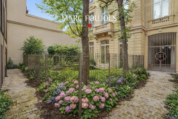 Paris VIII Faubourg Saint Honoré : appartement d’angle de 115 m² avec sa terrasse jardin de 19 m²