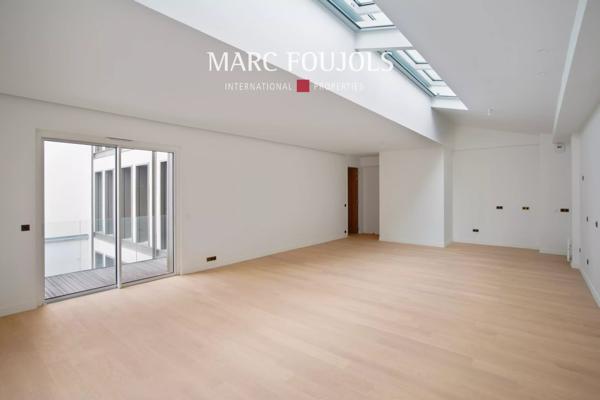Paris VIII Faubourg Saint Honoré : appartement d’angle de 115 m² avec sa terrasse jardin de 19 m²