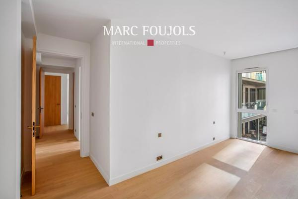 Paris VIII Faubourg Saint Honoré : appartement d’angle de 115 m² avec sa terrasse jardin de 19 m²