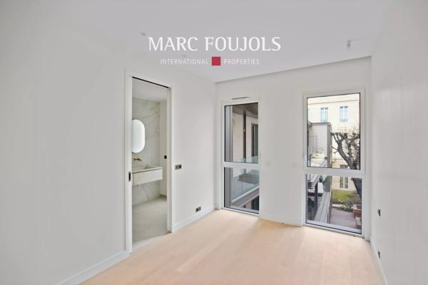 Paris VIII Faubourg Saint Honoré : appartement d’angle de 115 m² avec sa terrasse jardin de 19 m²