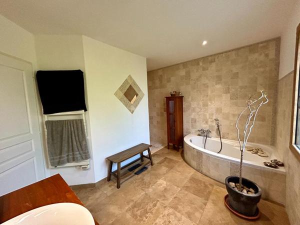 A vendre, superbe maison de plain-pied à BEAURONNE 24400