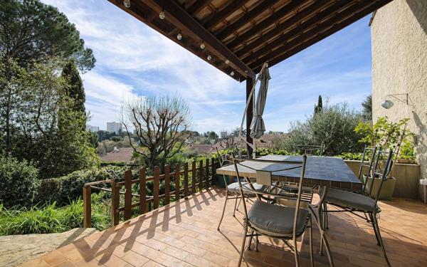 Maison à vendre    7 pièces •  Nîmes