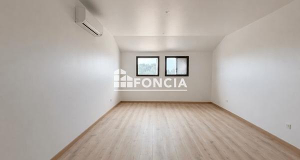 Location Appartement 4 pièces 122.34 m² - Lauris 84360