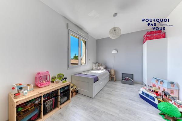 Maison familiale avec piscine et garage à Genas