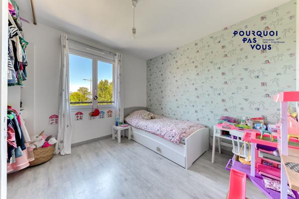Maison familiale avec piscine et garage à Genas