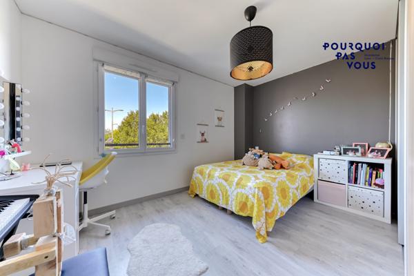 Maison familiale avec piscine et garage à Genas