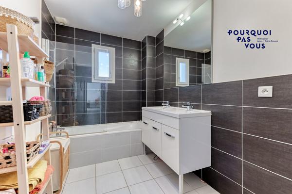 Maison familiale avec piscine et garage à Genas