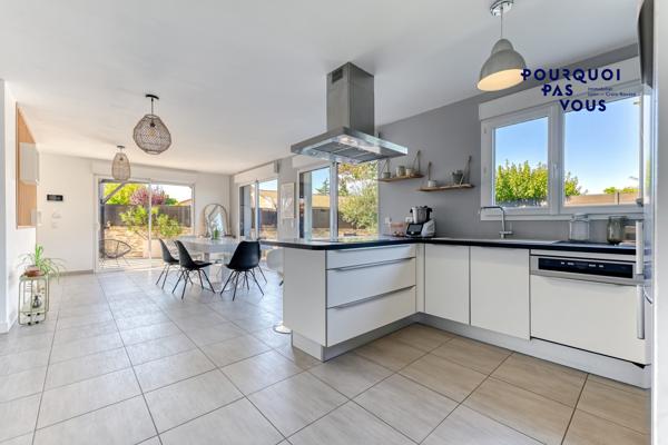 Maison familiale avec piscine et garage à Genas