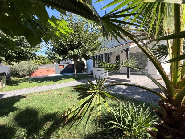 Maison Castor totalement rénovée (DPE C) de 5 pièces avec piscine et garage dans quartier prisé de MONT DE MARSAN (40)