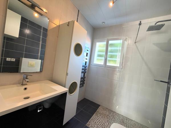 Maison Castor totalement rénovée (DPE C) de 5 pièces avec piscine et garage dans quartier prisé de MONT DE MARSAN (40)