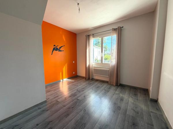 Maison Castor totalement rénovée (DPE C) de 5 pièces avec piscine et garage dans quartier prisé de MONT DE MARSAN (40)