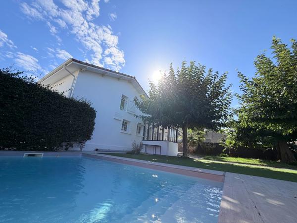 Maison Castor totalement rénovée (DPE C) de 5 pièces avec piscine et garage dans quartier prisé de MONT DE MARSAN (40)