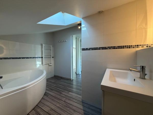Maison Castor totalement rénovée (DPE C) de 5 pièces avec piscine et garage dans quartier prisé de MONT DE MARSAN (40)