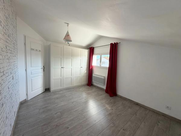 Maison Castor totalement rénovée (DPE C) de 5 pièces avec piscine et garage dans quartier prisé de MONT DE MARSAN (40)