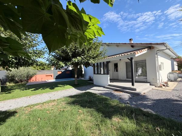 Maison Castor totalement rénovée (DPE C) de 5 pièces avec piscine et garage dans quartier prisé de MONT DE MARSAN (40)