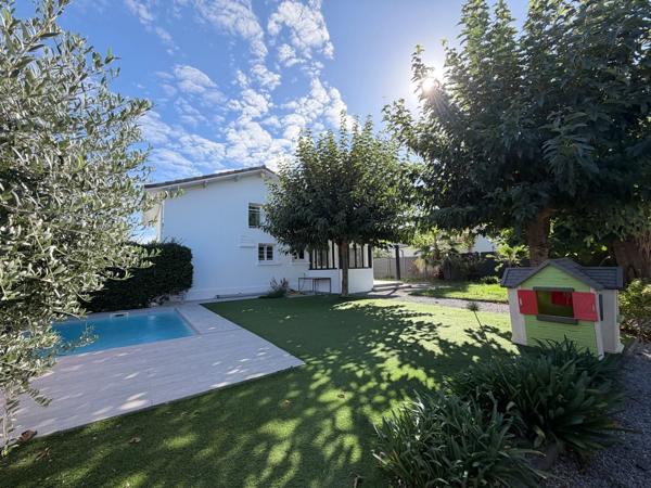 Maison Castor totalement rénovée (DPE C) de 5 pièces avec piscine et garage dans quartier prisé de MONT DE MARSAN (40)