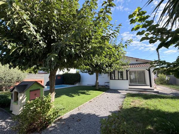 Maison Castor totalement rénovée (DPE C) de 5 pièces avec piscine et garage dans quartier prisé de MONT DE MARSAN (40)