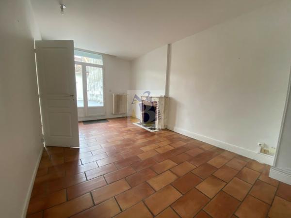 Vente maison de ville Angouleme (16000), 280.00m² avec 10 pièce(s) dont 5 chambre(s). Agence Allard Brimeaud