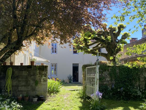 ANGOULEME Quartier prisé, propriété avec maison principale + 2 appartements + garages sur magnifique parcelle