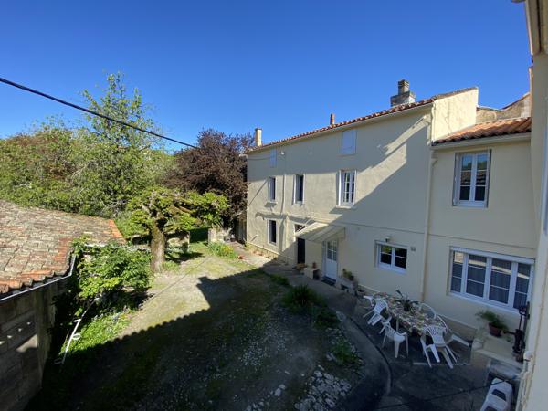 ANGOULEME Quartier prisé, propriété avec maison principale + 2 appartements + garages sur magnifique parcelle