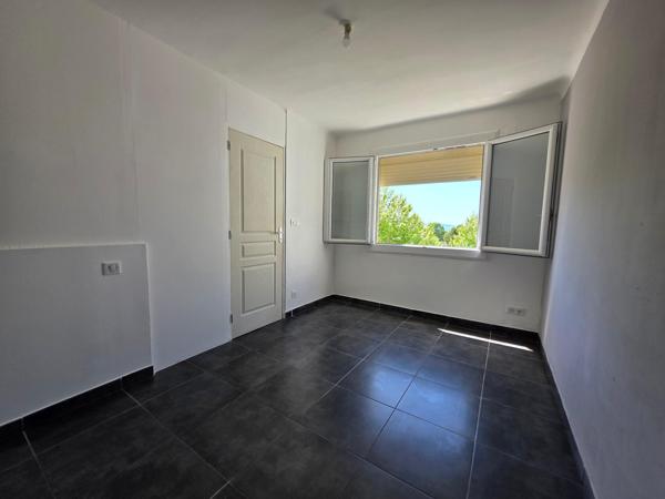 Appartement T4 rénové avec vue étang – Balcon plein sud