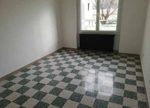 Maison à louer    4 pièces •  Estézargues