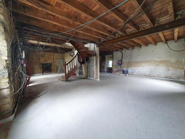 Ensemble immobilier en pierre à rénover avec hangar