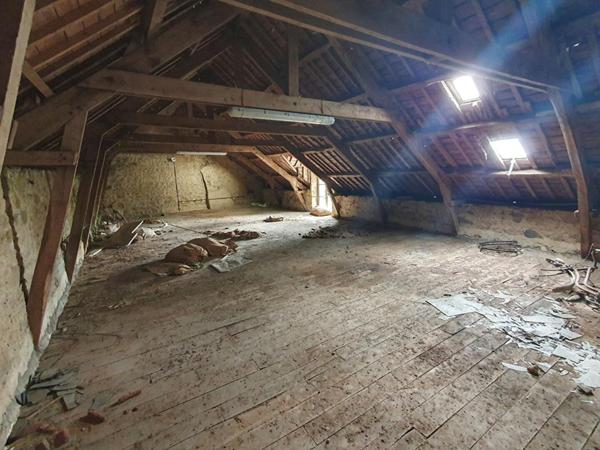 Ensemble immobilier en pierre à rénover avec hangar