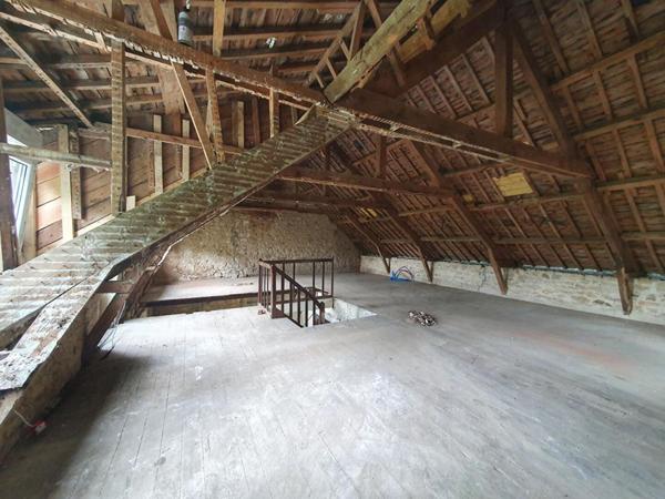 Ensemble immobilier en pierre à rénover avec hangar