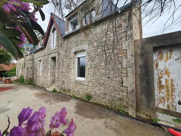 Ensemble immobilier en pierre à rénover avec hangar