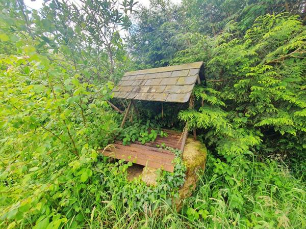 Ensemble immobilier en pierre à rénover avec hangar