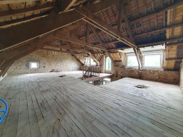 Ensemble immobilier en pierre à rénover avec hangar