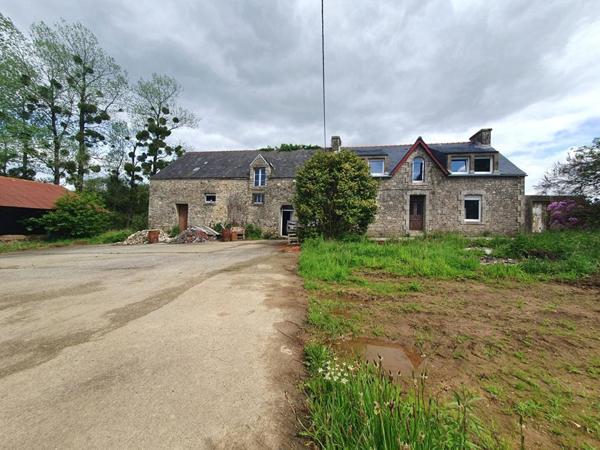 Ensemble immobilier en pierre à rénover avec hangar