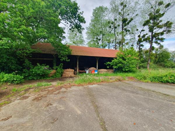 Ensemble immobilier en pierre à rénover avec hangar