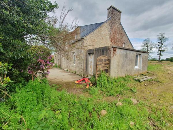 Ensemble immobilier en pierre à rénover avec hangar