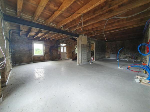 Ensemble immobilier en pierre à rénover avec hangar