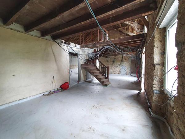 Ensemble immobilier en pierre à rénover avec hangar