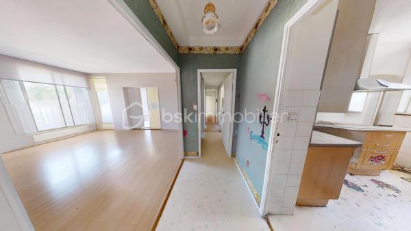 Emplacement recherché – Idéalement situé à Anglet, cet appartement T5 de 84,5 m² offre un cadre de vie pratique et agréable. 

Sa double orientation Sud/Nord garantit une belle luminosité tout au long de la journée. 
Proche des commerces, des écoles, des transports en commun et des axes principaux, il permet de rejoindre rapidement le centre de Bayonne, de Biarritz ou les plages angloyes.

Cet appartement nécessite un rafraîchissement (sols, peintures et cuisine), offrant ainsi un beau potentiel de personnalisation selon vos goûts.

Dans l’espace de vie : Un salon-salle à manger spacieux, ouvrant sur un grand balcon de 14 m² exposé Sud, idéal pour les repas en extérieur. Une loggia attenante à la cuisine complète cet espace.

Coin nuit : Actuellement configuré avec 3 grandes chambres (possibilité d'aménager facilement une 4ème chambre selon vos besoins).
Une salle d’eau comprenant une douche ainsi qu’un meuble vasque avec miroir. Un wc séparé.
Nombreux placards intégrés fonctionnels optimisent l'espace dans le couloir et les chambres.

Annexes : Une cave saine de 4,5 m² en rez-de-chaussée, facilitant le stockage (vélos, matériel, outillage, etc...)

Les points forts :
•	Potentiel d'évolution (3 ou 4 chambres).
•	Extérieur généreux avec le balcon de 14 m².
•	Localisation stratégique : secteur Maignon, parfait pour une vie de famille ou un investissement.
•	Logement fonctionnel avec de nombreux rangements.