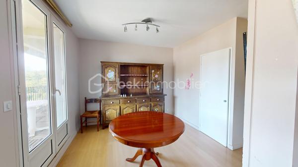 Emplacement recherché – Idéalement situé à Anglet, cet appartement T5 de 84,5 m² offre un cadre de vie pratique et agréable. 

Sa double orientation Sud/Nord garantit une belle luminosité tout au long de la journée. 
Proche des commerces, des écoles, des transports en commun et des axes principaux, il permet de rejoindre rapidement le centre de Bayonne, de Biarritz ou les plages angloyes.

Cet appartement nécessite un rafraîchissement (sols, peintures et cuisine), offrant ainsi un beau potentiel de personnalisation selon vos goûts.

Dans l’espace de vie : Un salon-salle à manger spacieux, ouvrant sur un grand balcon de 14 m² exposé Sud, idéal pour les repas en extérieur. Une loggia attenante à la cuisine complète cet espace.

Coin nuit : Actuellement configuré avec 3 grandes chambres (possibilité d'aménager facilement une 4ème chambre selon vos besoins).
Une salle d’eau comprenant une douche ainsi qu’un meuble vasque avec miroir. Un wc séparé.
Nombreux placards intégrés fonctionnels optimisent l'espace dans le couloir et les chambres.

Annexes : Une cave saine de 4,5 m² en rez-de-chaussée, facilitant le stockage (vélos, matériel, outillage, etc...)

Les points forts :
•	Potentiel d'évolution (3 ou 4 chambres).
•	Extérieur généreux avec le balcon de 14 m².
•	Localisation stratégique : secteur Maignon, parfait pour une vie de famille ou un investissement.
•	Logement fonctionnel avec de nombreux rangements.
