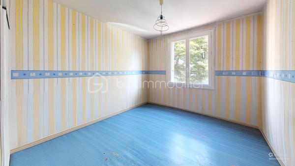 Emplacement recherché – Idéalement situé à Anglet, cet appartement T5 de 84,5 m² offre un cadre de vie pratique et agréable. 

Sa double orientation Sud/Nord garantit une belle luminosité tout au long de la journée. 
Proche des commerces, des écoles, des transports en commun et des axes principaux, il permet de rejoindre rapidement le centre de Bayonne, de Biarritz ou les plages angloyes.

Cet appartement nécessite un rafraîchissement (sols, peintures et cuisine), offrant ainsi un beau potentiel de personnalisation selon vos goûts.

Dans l’espace de vie : Un salon-salle à manger spacieux, ouvrant sur un grand balcon de 14 m² exposé Sud, idéal pour les repas en extérieur. Une loggia attenante à la cuisine complète cet espace.

Coin nuit : Actuellement configuré avec 3 grandes chambres (possibilité d'aménager facilement une 4ème chambre selon vos besoins).
Une salle d’eau comprenant une douche ainsi qu’un meuble vasque avec miroir. Un wc séparé.
Nombreux placards intégrés fonctionnels optimisent l'espace dans le couloir et les chambres.

Annexes : Une cave saine de 4,5 m² en rez-de-chaussée, facilitant le stockage (vélos, matériel, outillage, etc...)

Les points forts :
•	Potentiel d'évolution (3 ou 4 chambres).
•	Extérieur généreux avec le balcon de 14 m².
•	Localisation stratégique : secteur Maignon, parfait pour une vie de famille ou un investissement.
•	Logement fonctionnel avec de nombreux rangements.