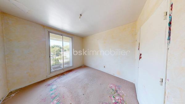 Emplacement recherché – Idéalement situé à Anglet, cet appartement T5 de 84,5 m² offre un cadre de vie pratique et agréable. 

Sa double orientation Sud/Nord garantit une belle luminosité tout au long de la journée. 
Proche des commerces, des écoles, des transports en commun et des axes principaux, il permet de rejoindre rapidement le centre de Bayonne, de Biarritz ou les plages angloyes.

Cet appartement nécessite un rafraîchissement (sols, peintures et cuisine), offrant ainsi un beau potentiel de personnalisation selon vos goûts.

Dans l’espace de vie : Un salon-salle à manger spacieux, ouvrant sur un grand balcon de 14 m² exposé Sud, idéal pour les repas en extérieur. Une loggia attenante à la cuisine complète cet espace.

Coin nuit : Actuellement configuré avec 3 grandes chambres (possibilité d'aménager facilement une 4ème chambre selon vos besoins).
Une salle d’eau comprenant une douche ainsi qu’un meuble vasque avec miroir. Un wc séparé.
Nombreux placards intégrés fonctionnels optimisent l'espace dans le couloir et les chambres.

Annexes : Une cave saine de 4,5 m² en rez-de-chaussée, facilitant le stockage (vélos, matériel, outillage, etc...)

Les points forts :
•	Potentiel d'évolution (3 ou 4 chambres).
•	Extérieur généreux avec le balcon de 14 m².
•	Localisation stratégique : secteur Maignon, parfait pour une vie de famille ou un investissement.
•	Logement fonctionnel avec de nombreux rangements.