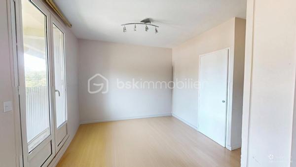 Emplacement recherché – Idéalement situé à Anglet, cet appartement T5 de 84,5 m² offre un cadre de vie pratique et agréable. 

Sa double orientation Sud/Nord garantit une belle luminosité tout au long de la journée. 
Proche des commerces, des écoles, des transports en commun et des axes principaux, il permet de rejoindre rapidement le centre de Bayonne, de Biarritz ou les plages angloyes.

Cet appartement nécessite un rafraîchissement (sols, peintures et cuisine), offrant ainsi un beau potentiel de personnalisation selon vos goûts.

Dans l’espace de vie : Un salon-salle à manger spacieux, ouvrant sur un grand balcon de 14 m² exposé Sud, idéal pour les repas en extérieur. Une loggia attenante à la cuisine complète cet espace.

Coin nuit : Actuellement configuré avec 3 grandes chambres (possibilité d'aménager facilement une 4ème chambre selon vos besoins).
Une salle d’eau comprenant une douche ainsi qu’un meuble vasque avec miroir. Un wc séparé.
Nombreux placards intégrés fonctionnels optimisent l'espace dans le couloir et les chambres.

Annexes : Une cave saine de 4,5 m² en rez-de-chaussée, facilitant le stockage (vélos, matériel, outillage, etc...)

Les points forts :
•	Potentiel d'évolution (3 ou 4 chambres).
•	Extérieur généreux avec le balcon de 14 m².
•	Localisation stratégique : secteur Maignon, parfait pour une vie de famille ou un investissement.
•	Logement fonctionnel avec de nombreux rangements.